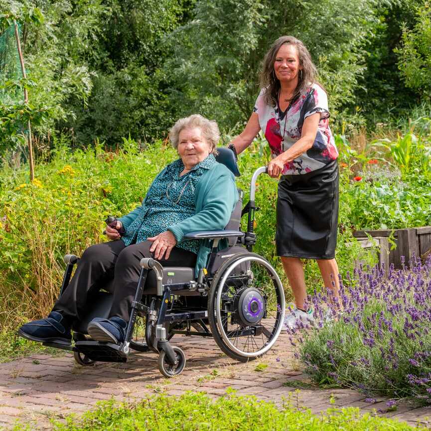 Vrouw in rolstoel wordt geduwd door andere vrouw 2