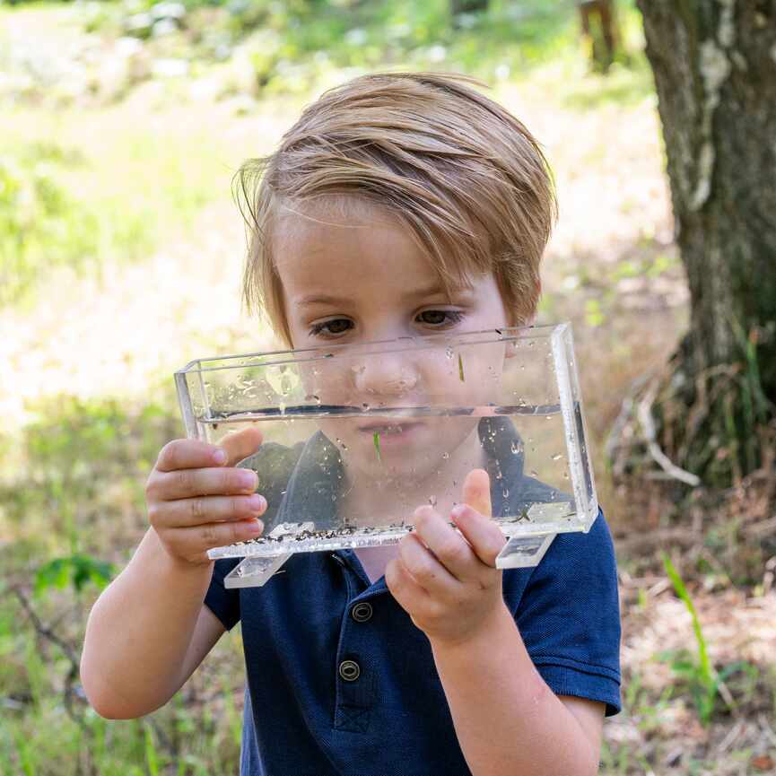 Jongen laat bakje met water zien 2